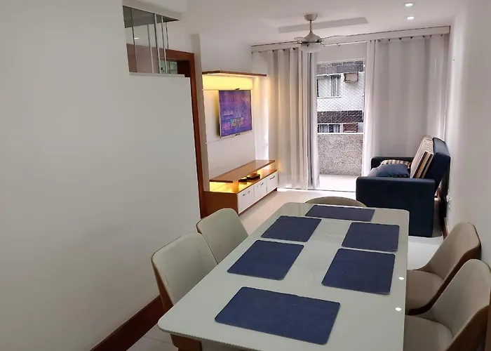 Bonito Apto PÉ NA AREIA aprox 50M Praia do Forte Cabo Frio muito confortável bem equipado bem localizado 90m2 ar cond 12000 Btus nos 2 qtos tv a cabo Netflix Internet 600mb Fica no prédio lanch Play Gui e rest Vira Verão 7 dias ou mais desc 10 por ce